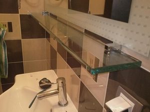 Повесить полочку в ванную